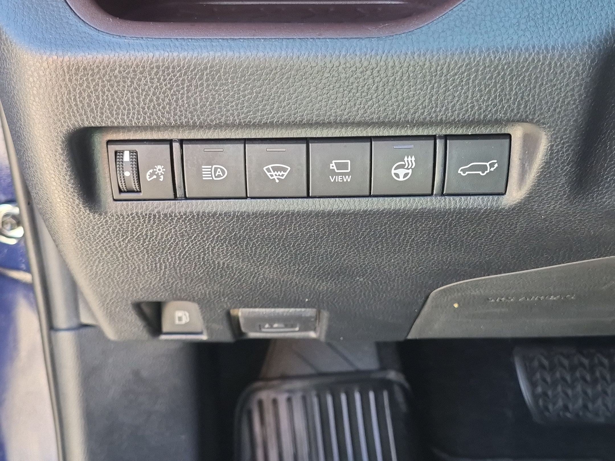 Used 2020 Toyota RAV4 Limited AWD/4WD image 24