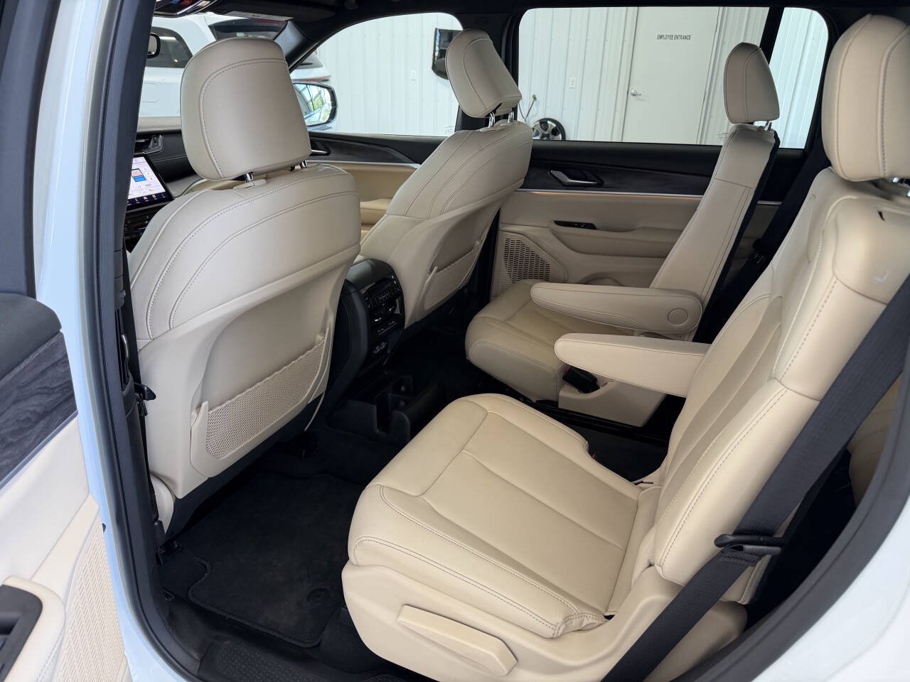 Used 2024 Jeep Grand Cherokee L Limited AWD/4WD image 3