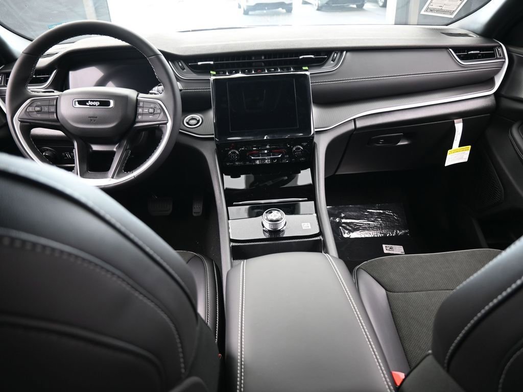 New 2025 Jeep Grand Cherokee Altitude image 31
