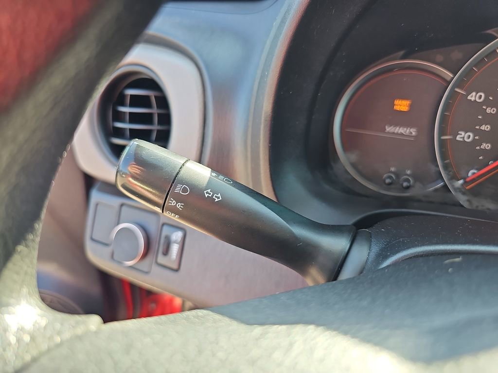 Used 2012 Toyota Yaris L image 25