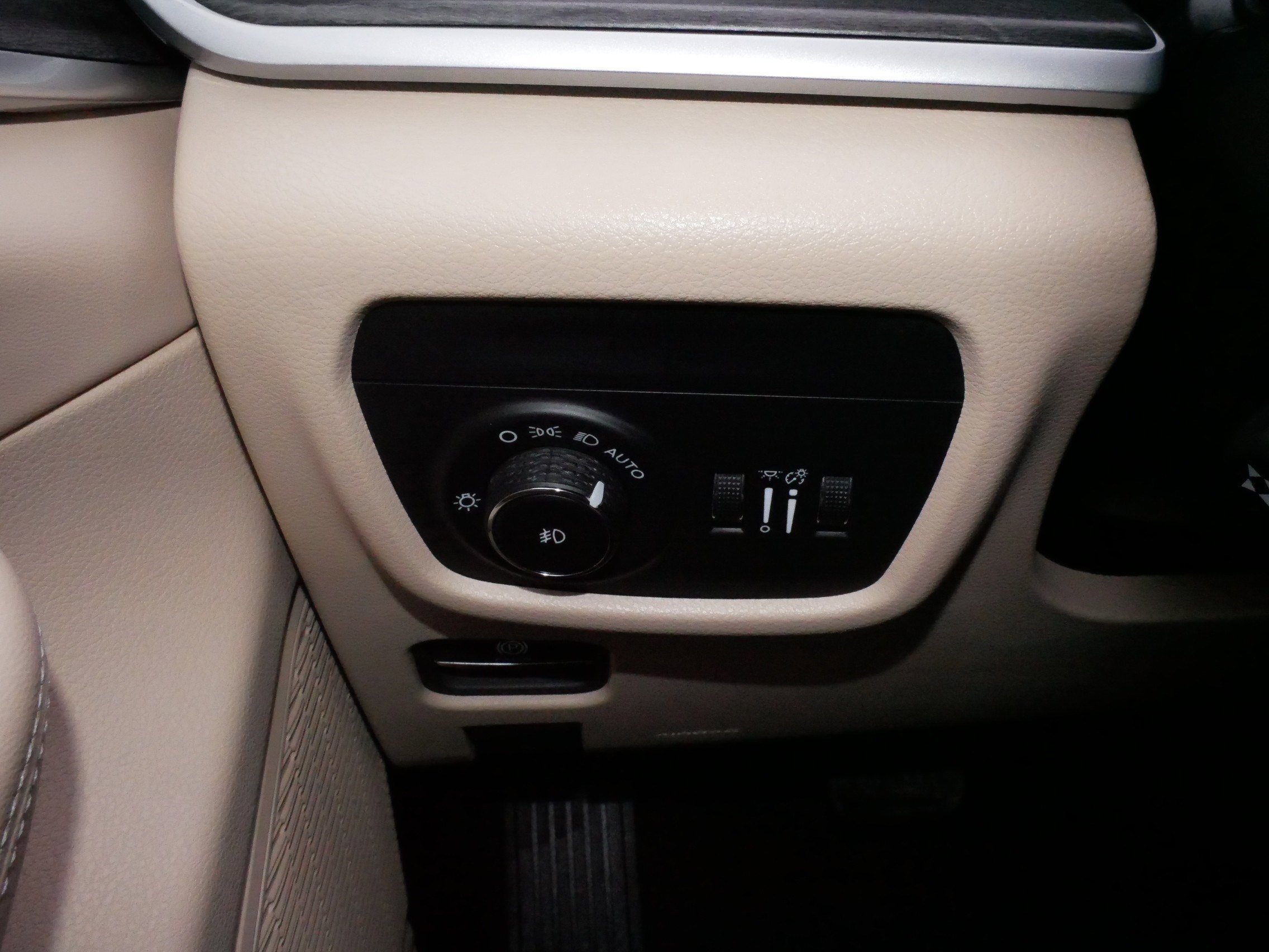 Used 2025 Jeep Grand Cherokee Limited w/ Luxury Tech Group II image 27