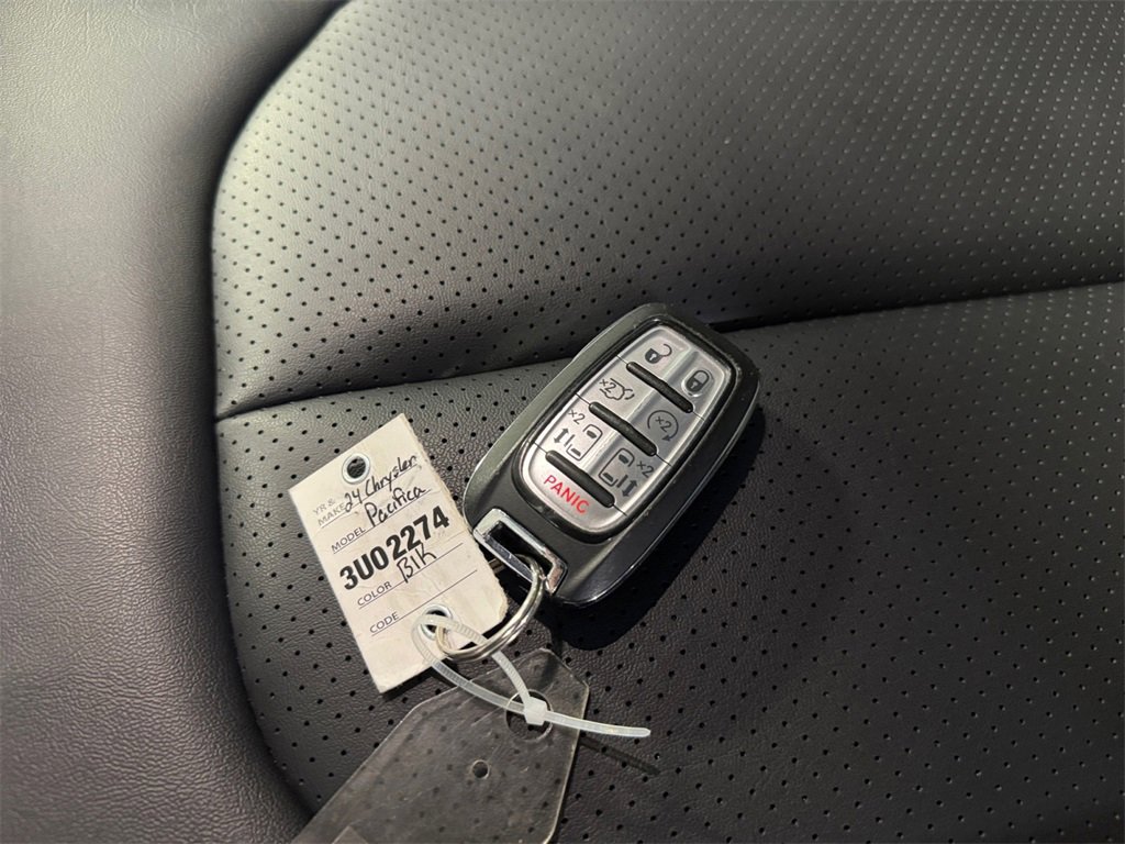 Used 2024 Chrysler Pacifica Touring-L image 32