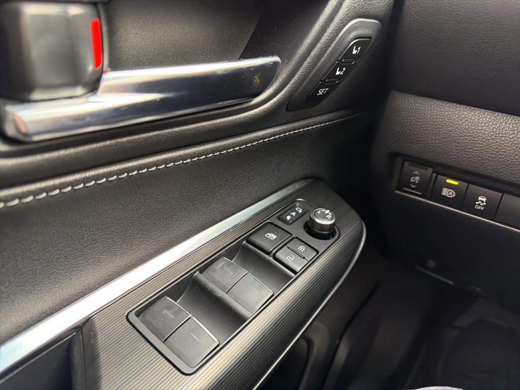 Used 2023 Toyota Venza XLE image 17