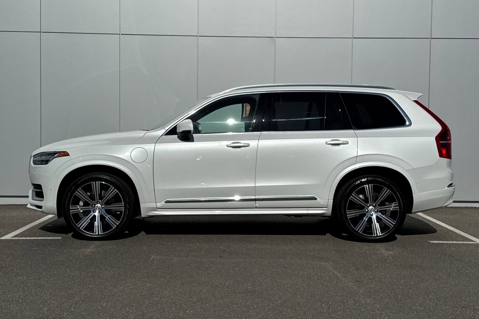 Used 2025 Volvo XC90 T8 Ultra w/ Protection Package Premier AWD/4WD image 2