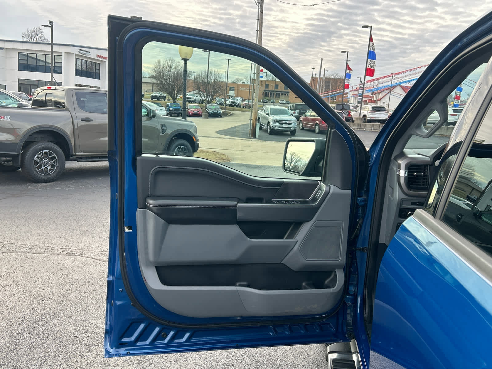 Used 2025 Ford F150 XLT w/ Equipment Group 301A Standard image 17