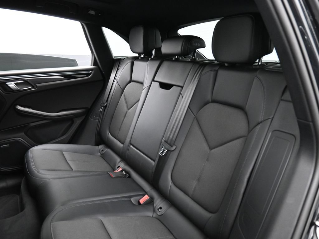 Certified 2025 Porsche Macan AWD/4WD image 23