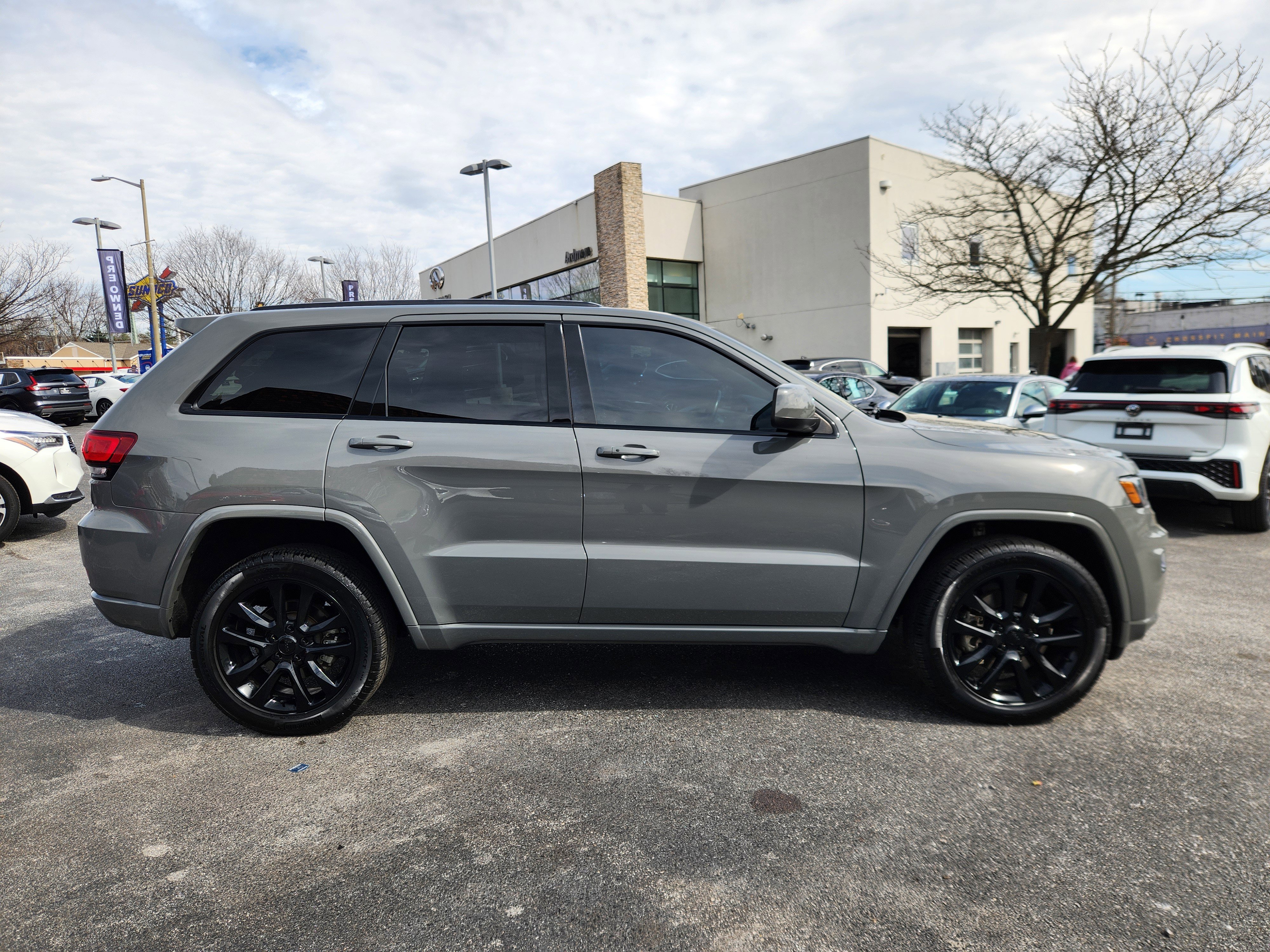 Used 2022 Jeep Grand Cherokee Laredo X image 6