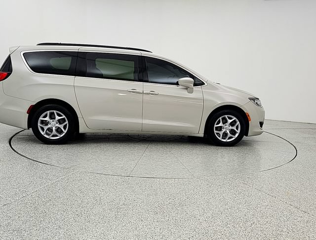 Used 2017 Chrysler Pacifica Touring-L w/ Tire & Wheel Group FWD image 4