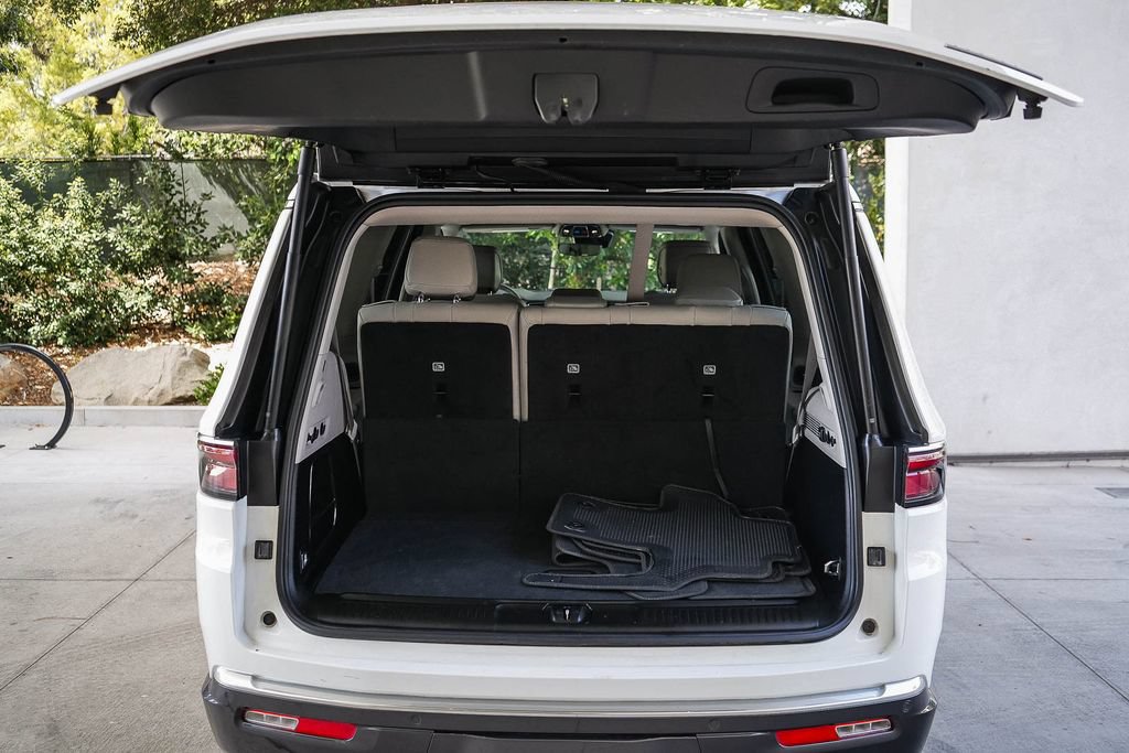 Used 2022 Jeep Wagoneer Series II RWD image 25