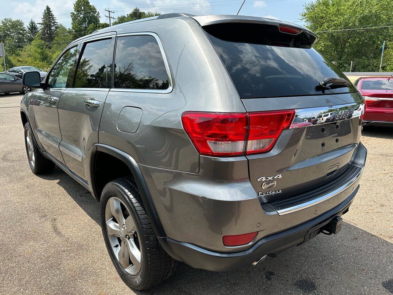 Used 2013 Jeep Grand Cherokee Overland AWD/4WD image 4