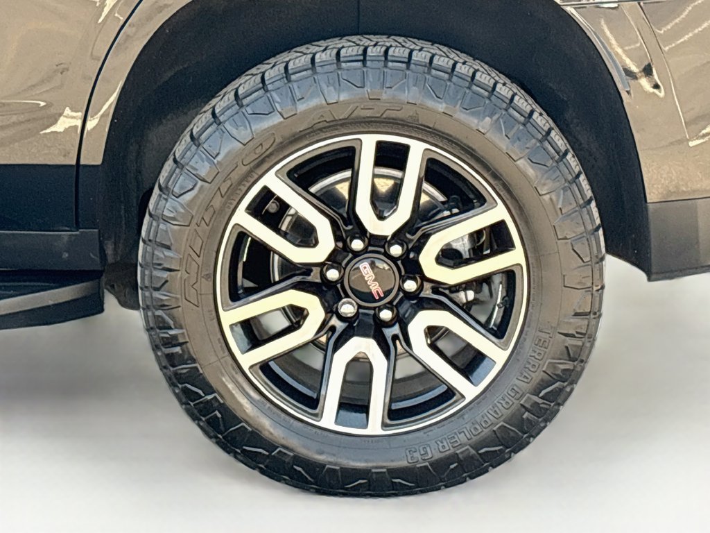 Used 2024 GMC Yukon AT4 w/ Technology Package AWD/4WD image 32