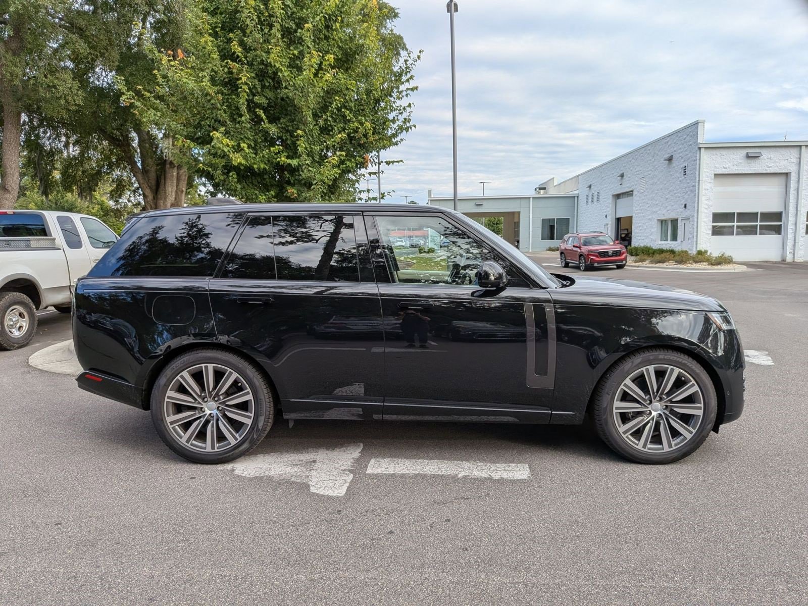 Used 2023 Land Rover Range Rover SE image 2