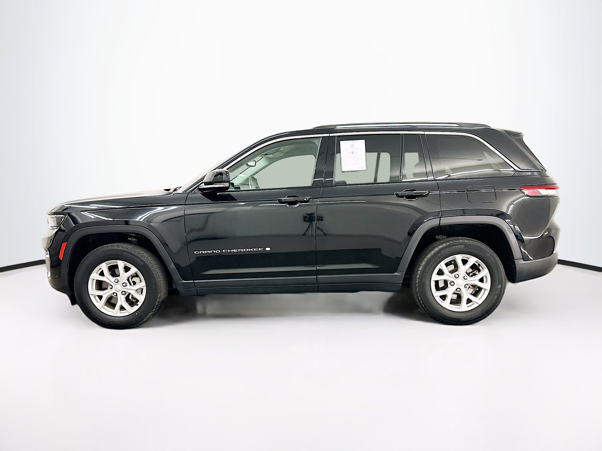 Used 2023 Jeep Grand Cherokee Limited AWD/4WD image 4