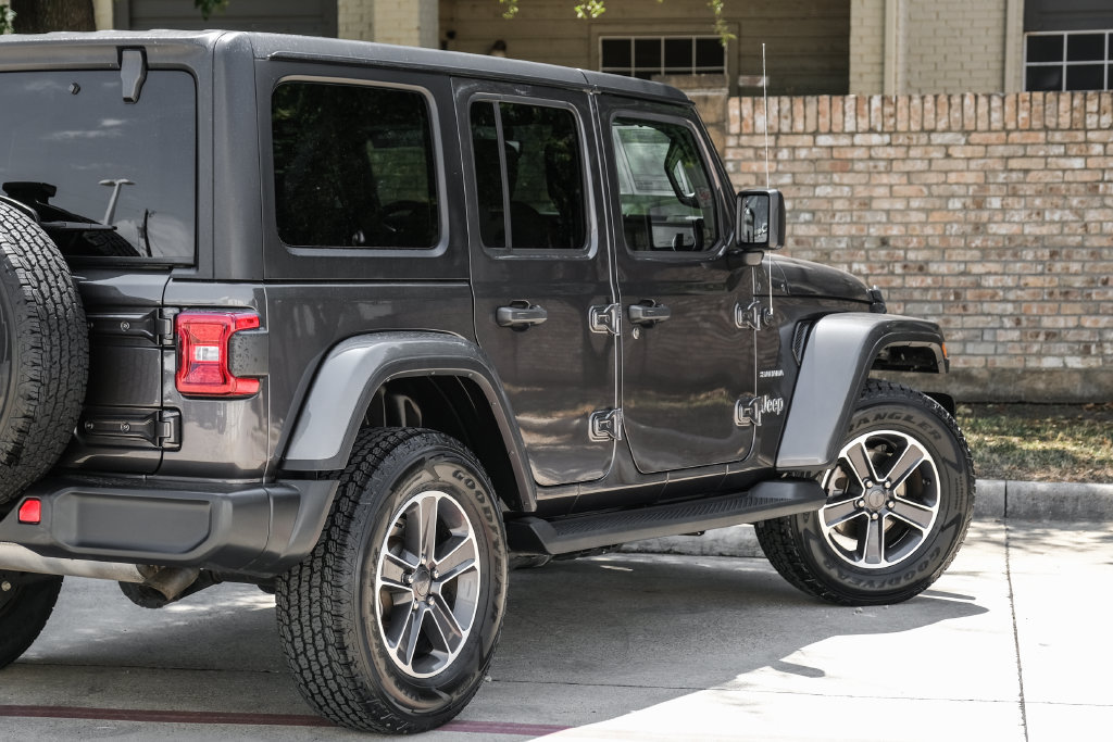 Used 2023 Jeep Wrangler Unlimited Sahara w/ LED Lighting Group AWD/4WD image 18