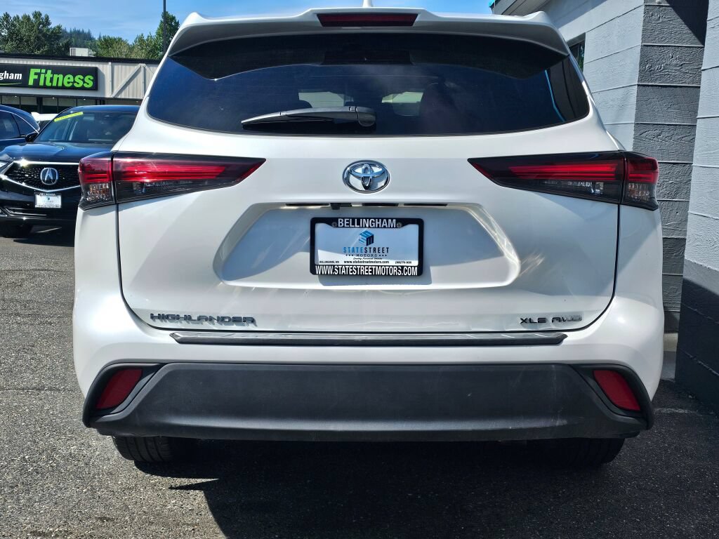 Used 2025 Toyota Highlander XLE AWD/4WD image 4