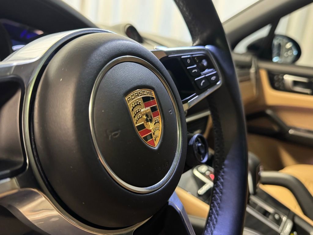 Certified 2023 Porsche Cayenne Platinum Edition image 5