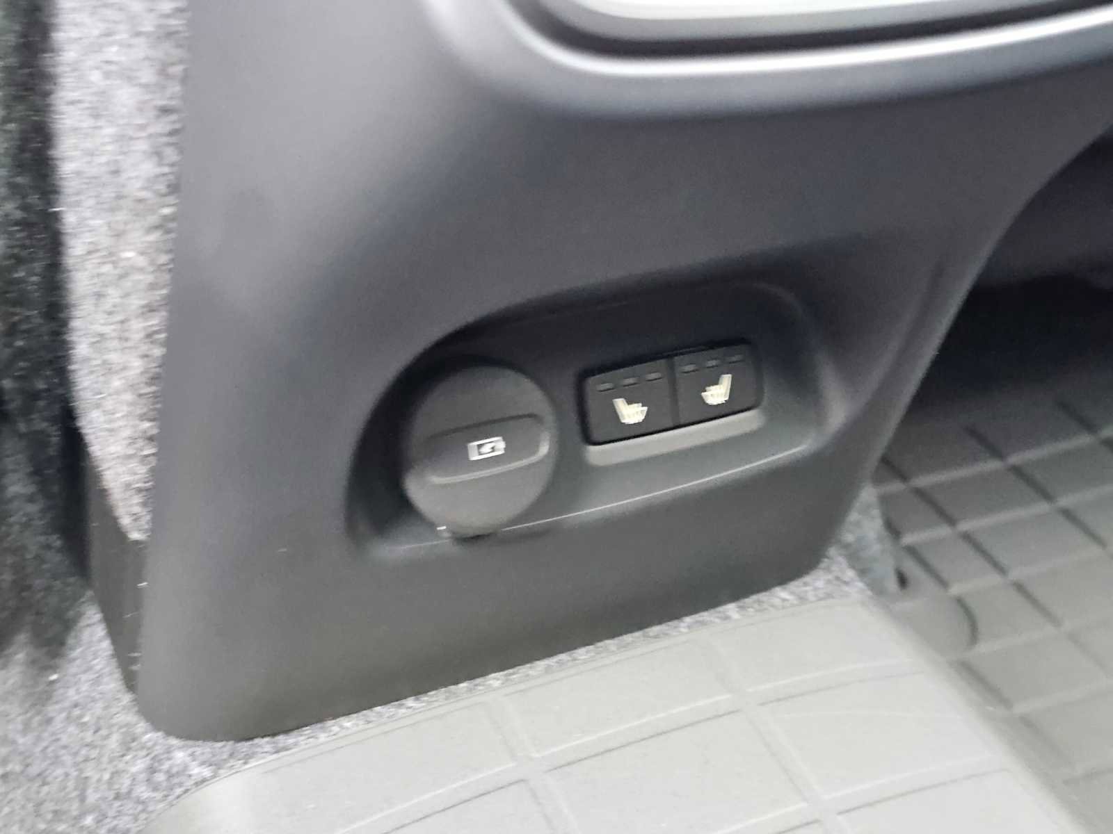 New 2025 Volvo XC40 B5 Core w/ Protection Package Premier image 21