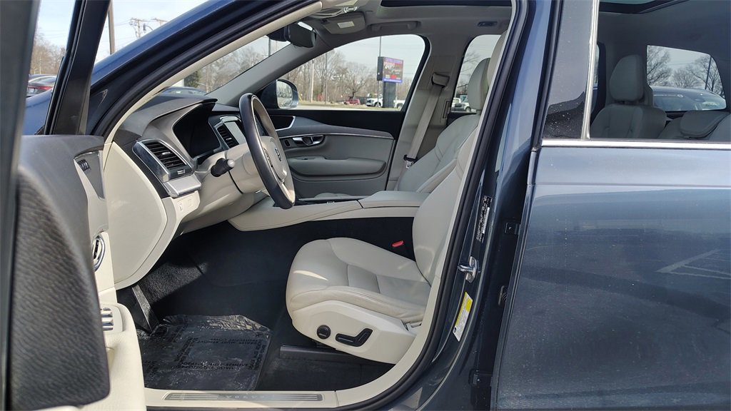 Used 2022 Volvo XC90 T5 Momentum w/ Climate Package image 7