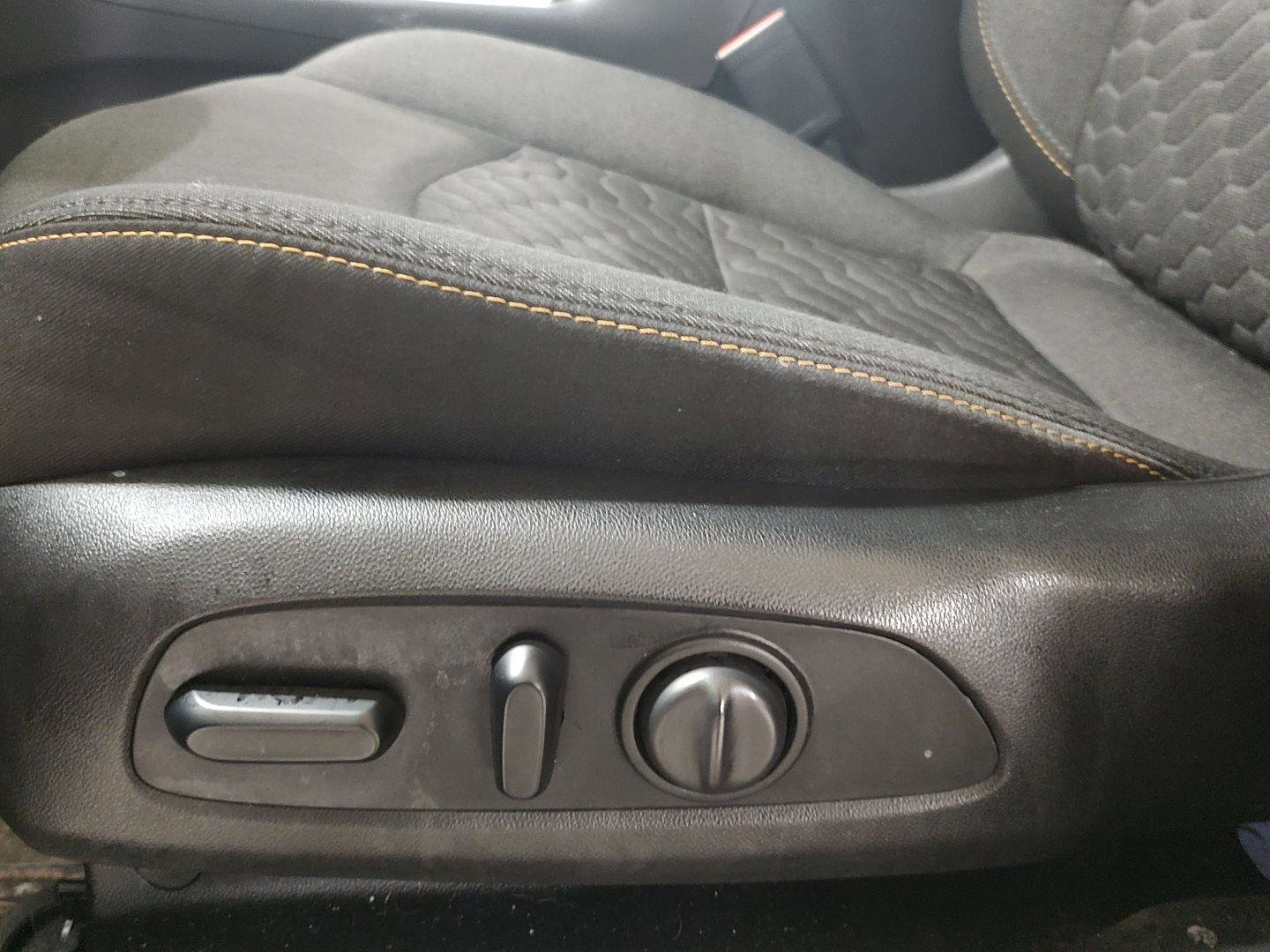 Used 2020 Chevrolet Equinox LT w/ Driver Convenience Package image 3