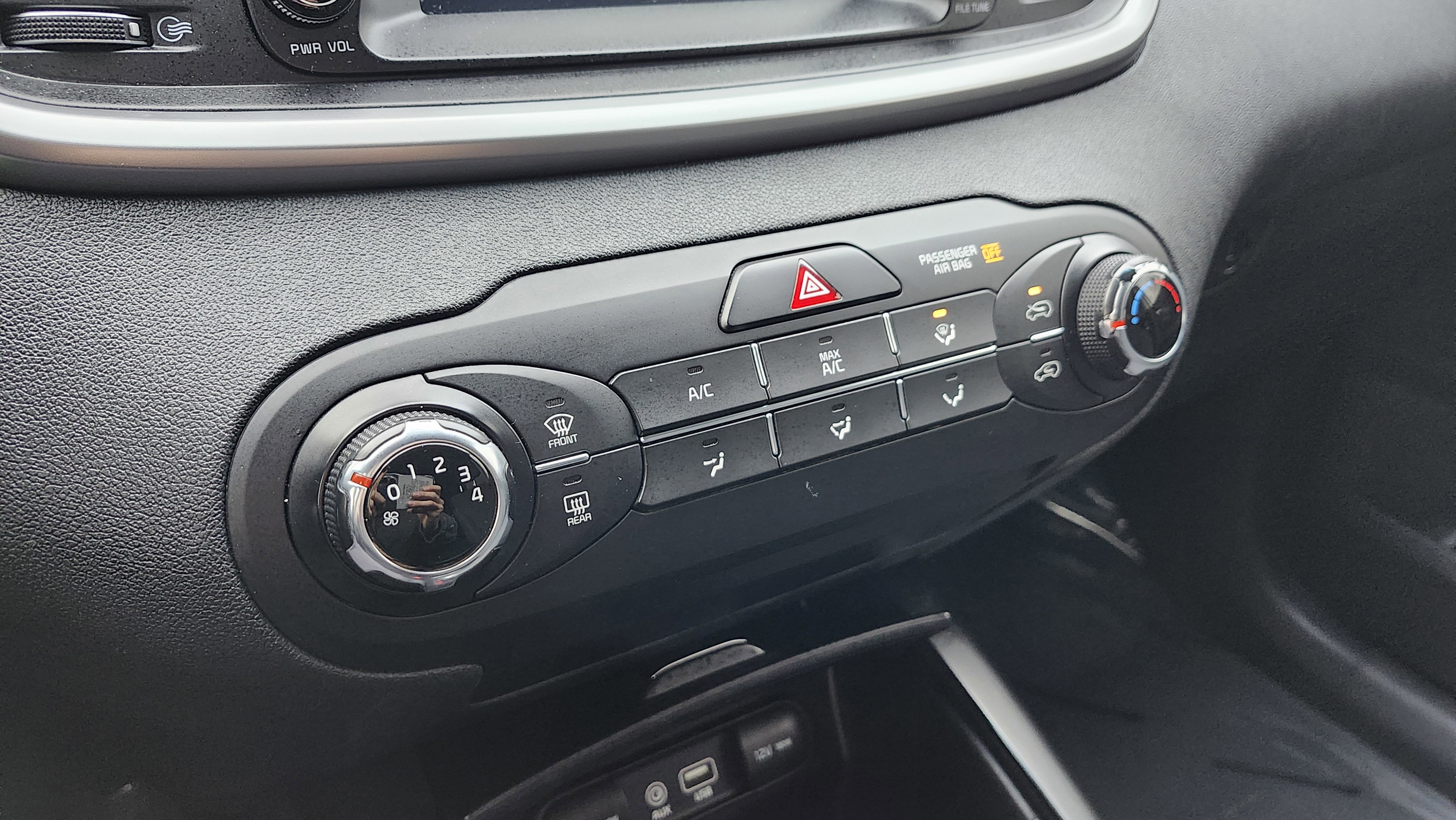 Used 2020 Kia Sorento LX image 29