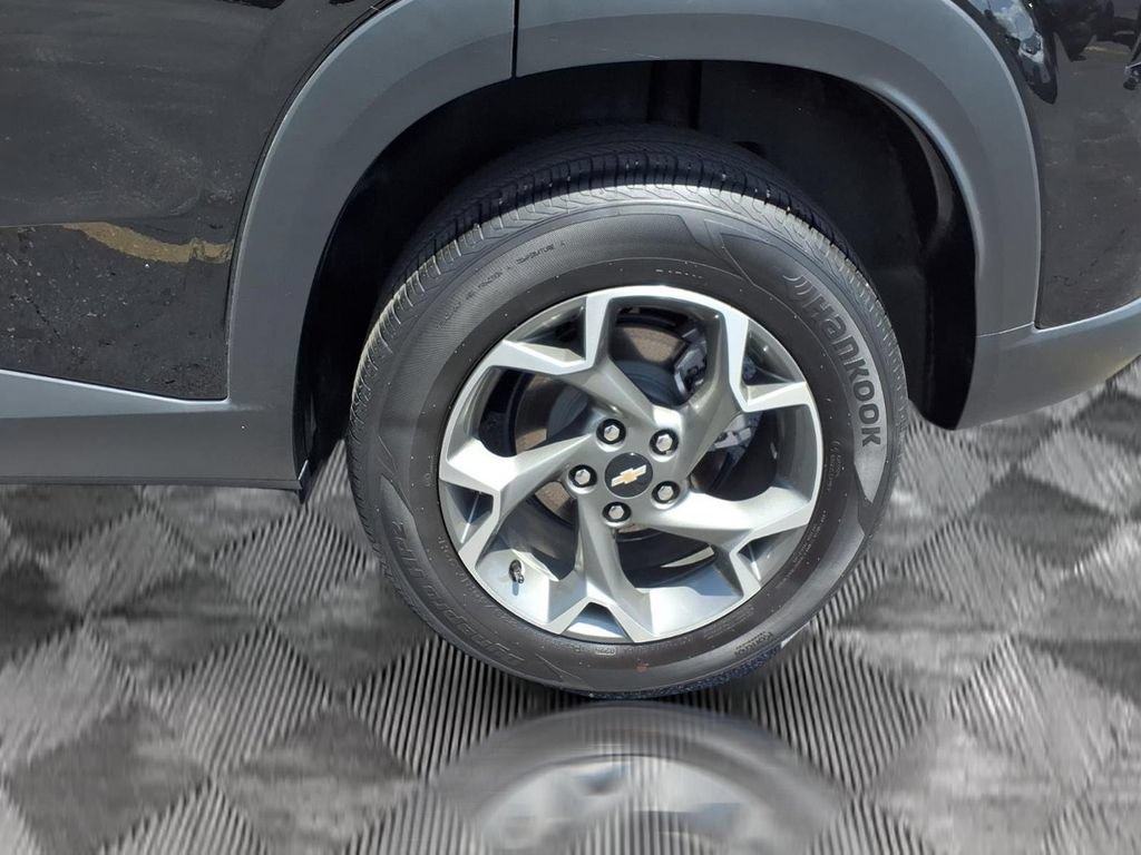 Used 2025 Chevrolet Trax LT FWD image 22