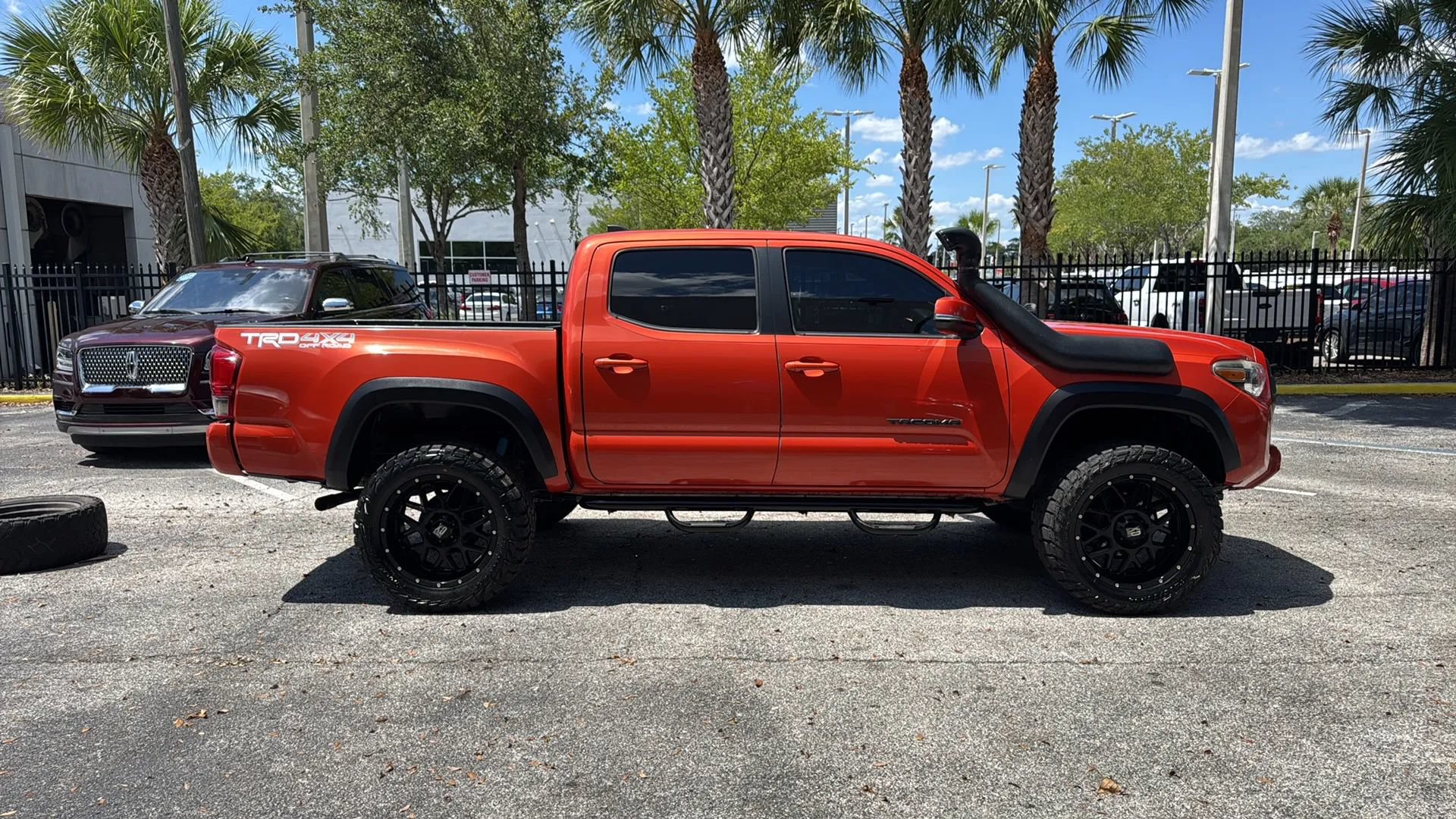 Used 2017 Toyota Tacoma TRD Off-Road w/ Premium & Technology Package AWD/4WD image 6