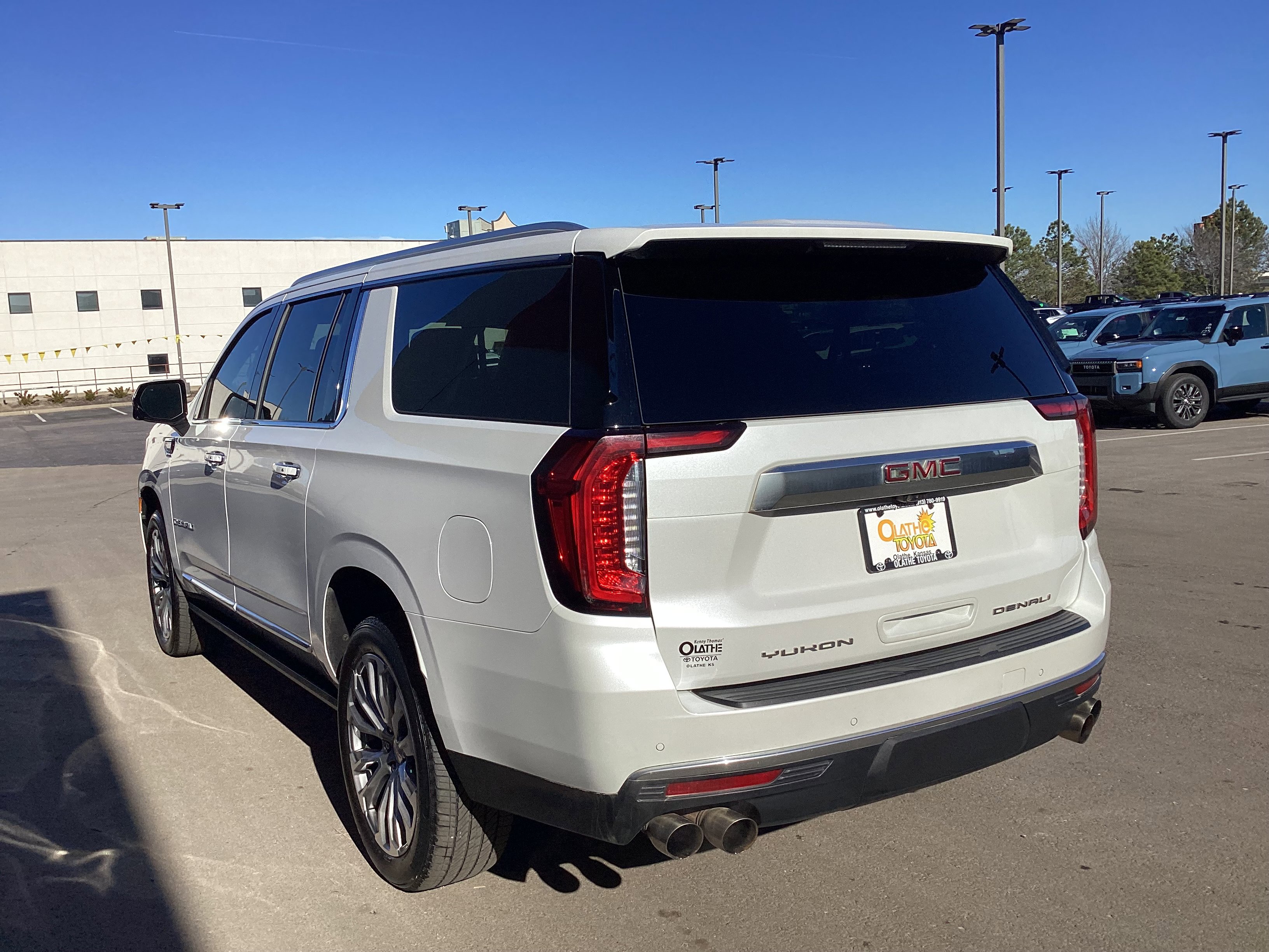 Used 2021 GMC Yukon XL Denali w/ Denali Premium Package image 7