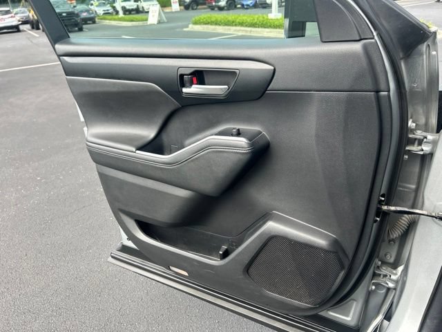 Used 2021 Toyota Highlander XLE AWD/4WD image 29