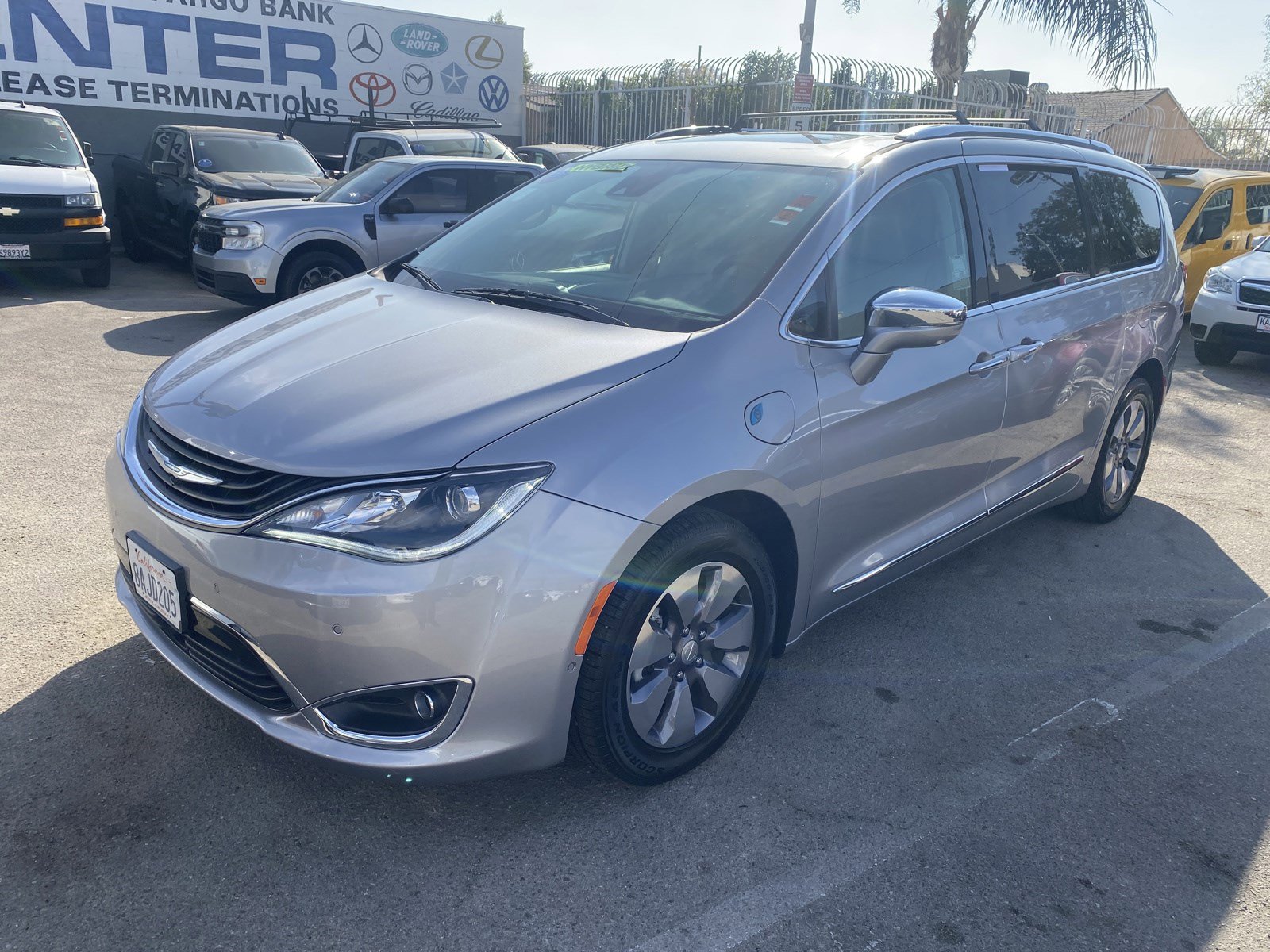 Used 2017 Chrysler Pacifica Platinum image 2