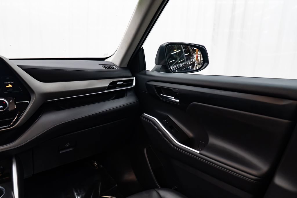 Used 2021 Toyota Highlander XLE image 11