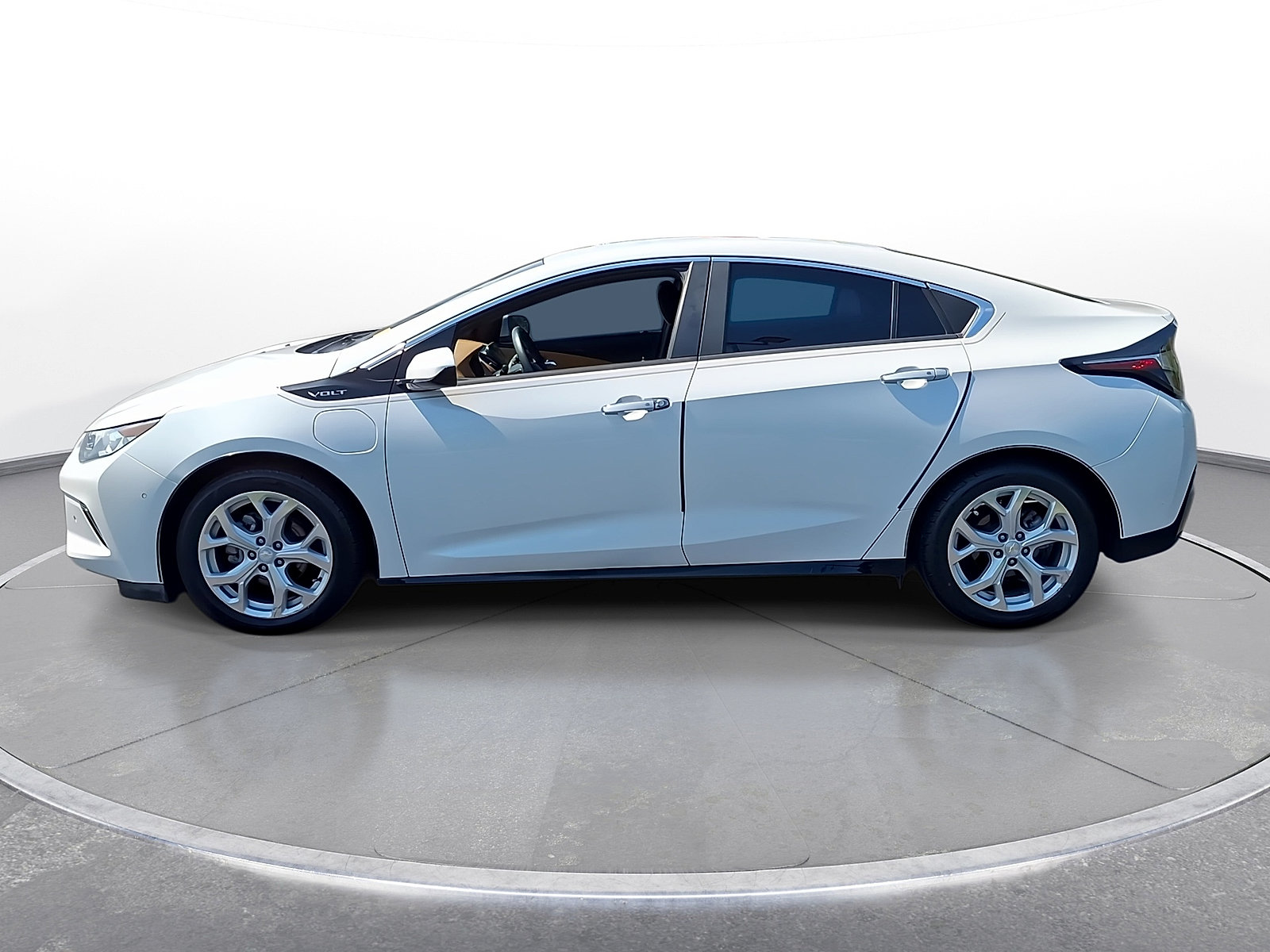 Used 2017 Chevrolet Volt Premier w/ Driver Confidence II Package FWD image 5