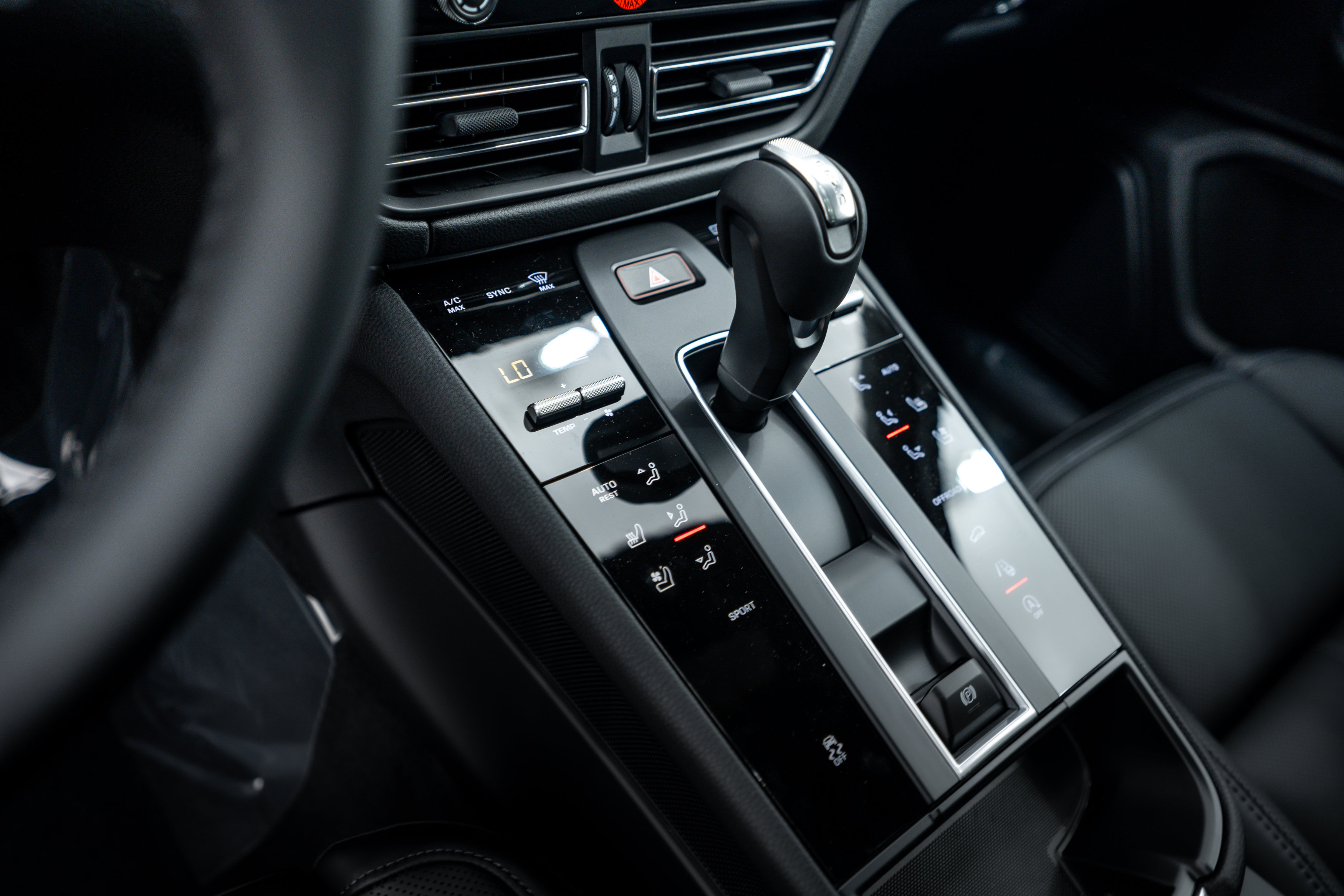 Certified 2026 Porsche Macan AWD/4WD image 16