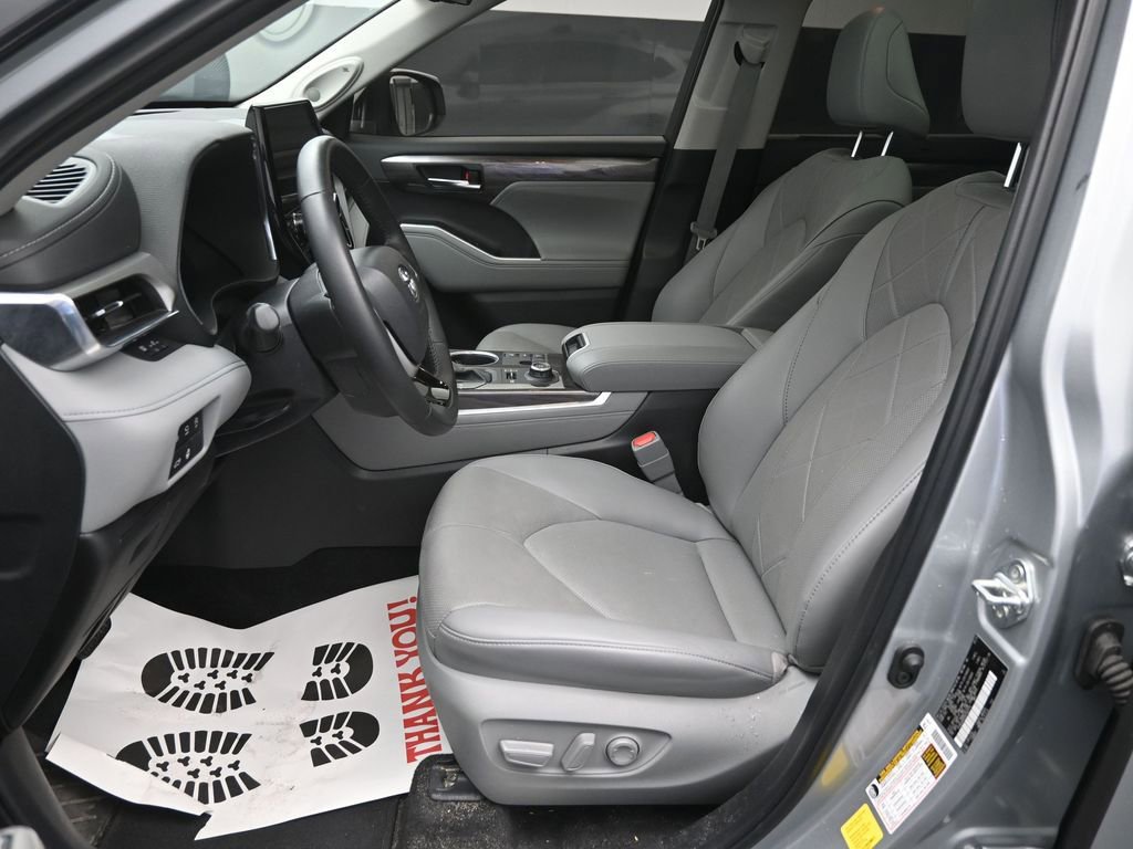 Used 2024 Toyota Highlander Platinum image 18
