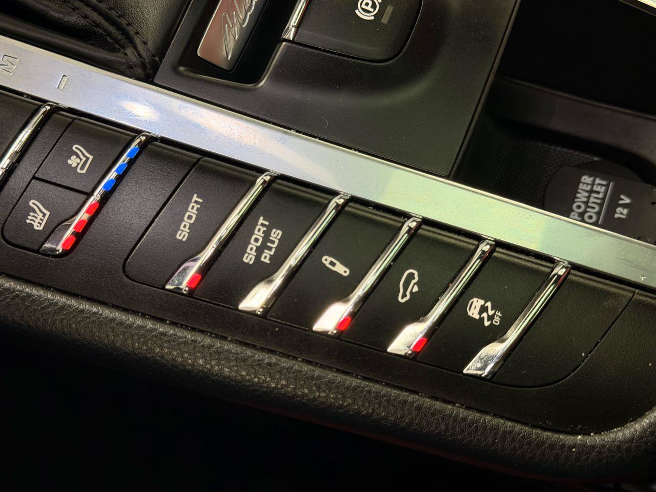 Used 2018 Porsche Macan AWD/4WD image 30