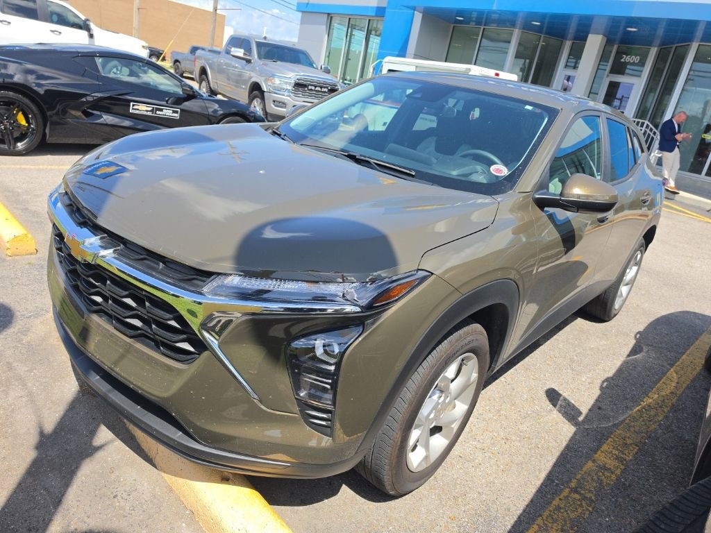 Used 2024 Chevrolet Trax LS w/ LS Convenience Package image 4