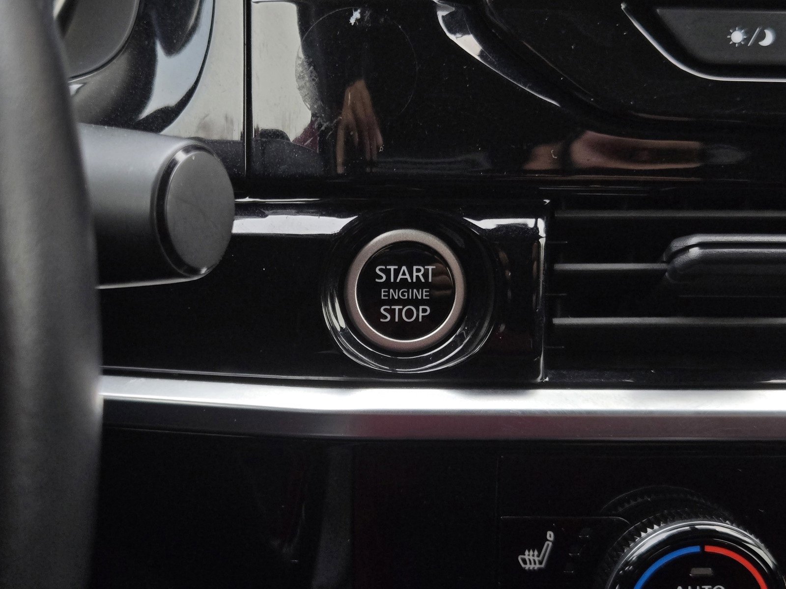 Used 2024 Nissan Pathfinder SV image 19