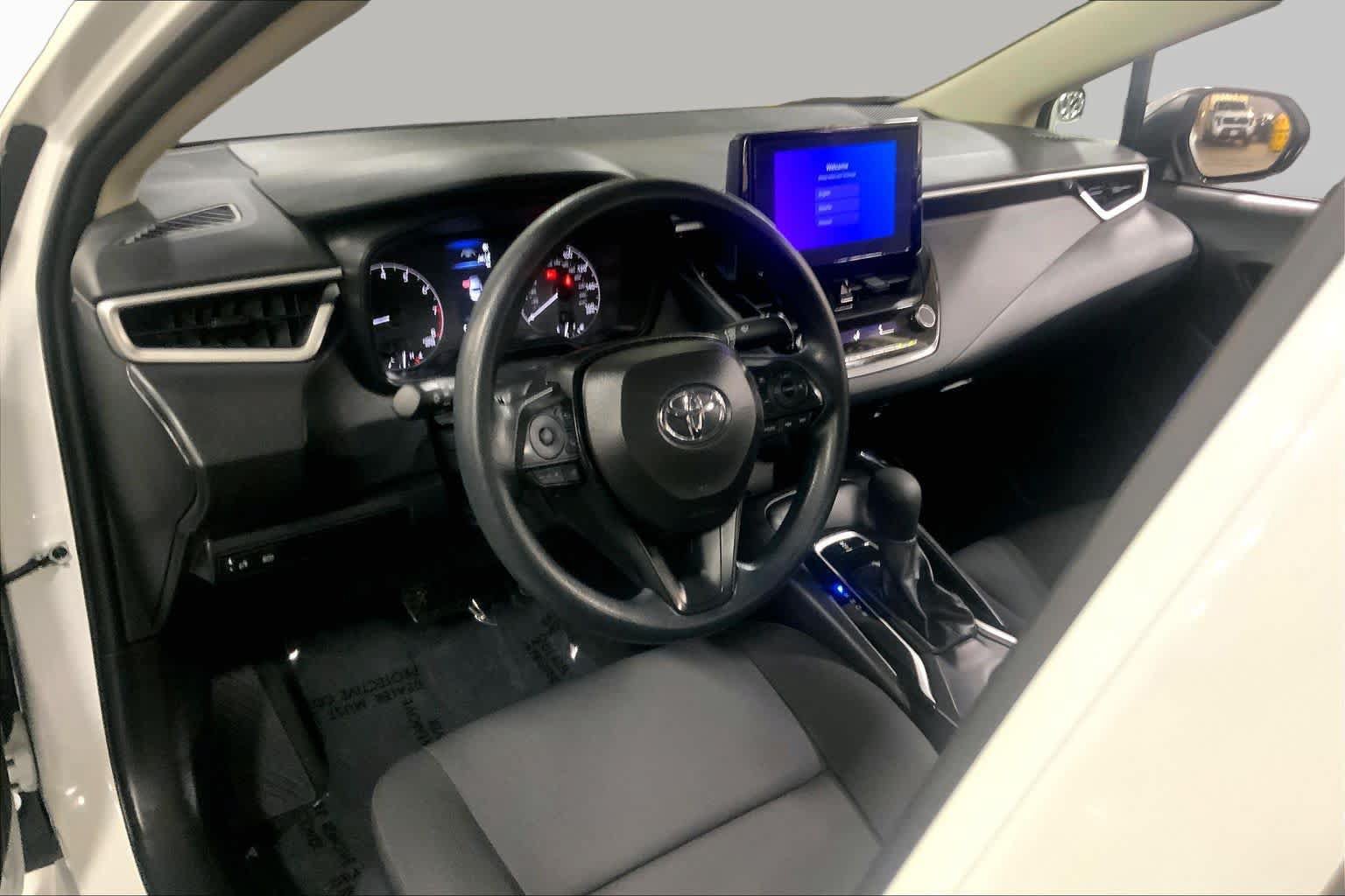 Used 2025 Toyota Corolla LE FWD image 18