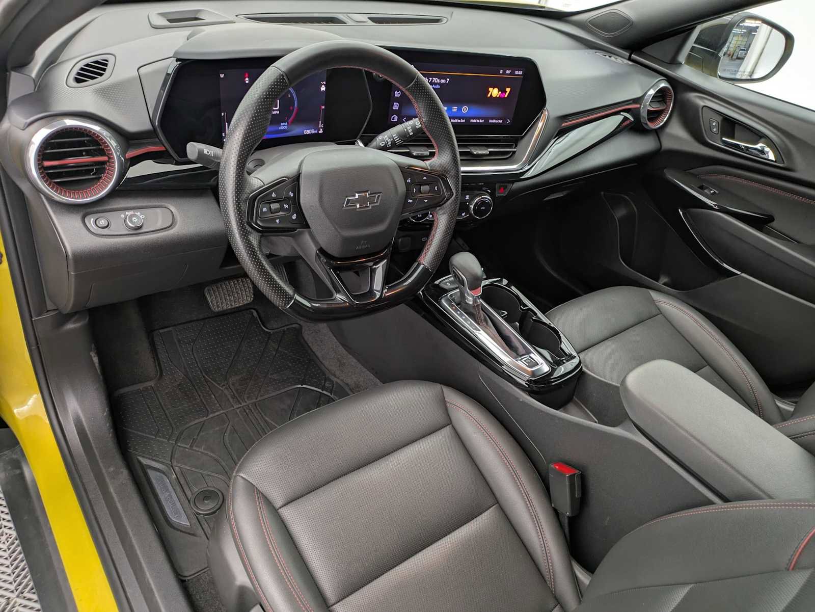 Used 2025 Chevrolet Trax RS FWD image 2