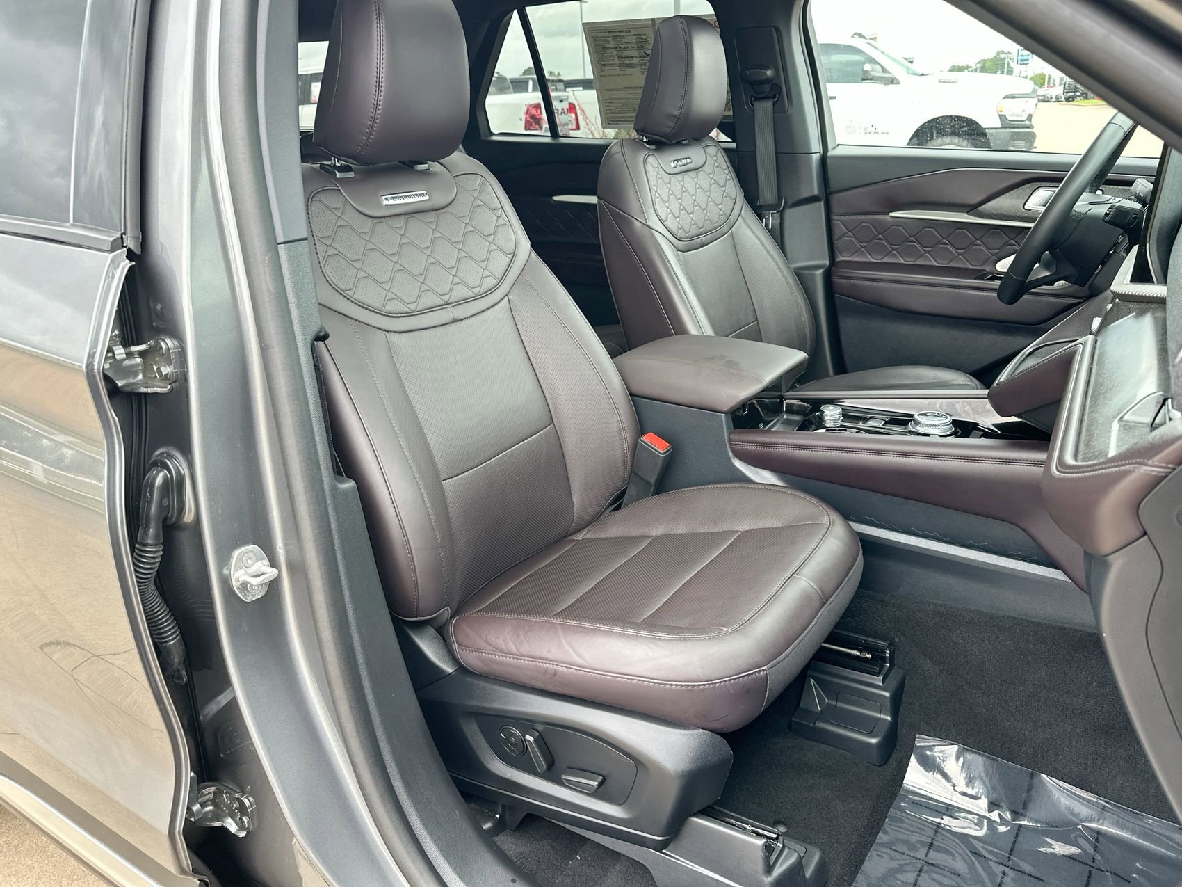 Used 2025 Ford Explorer Platinum w/ LUX Leather Package AWD/4WD image 27