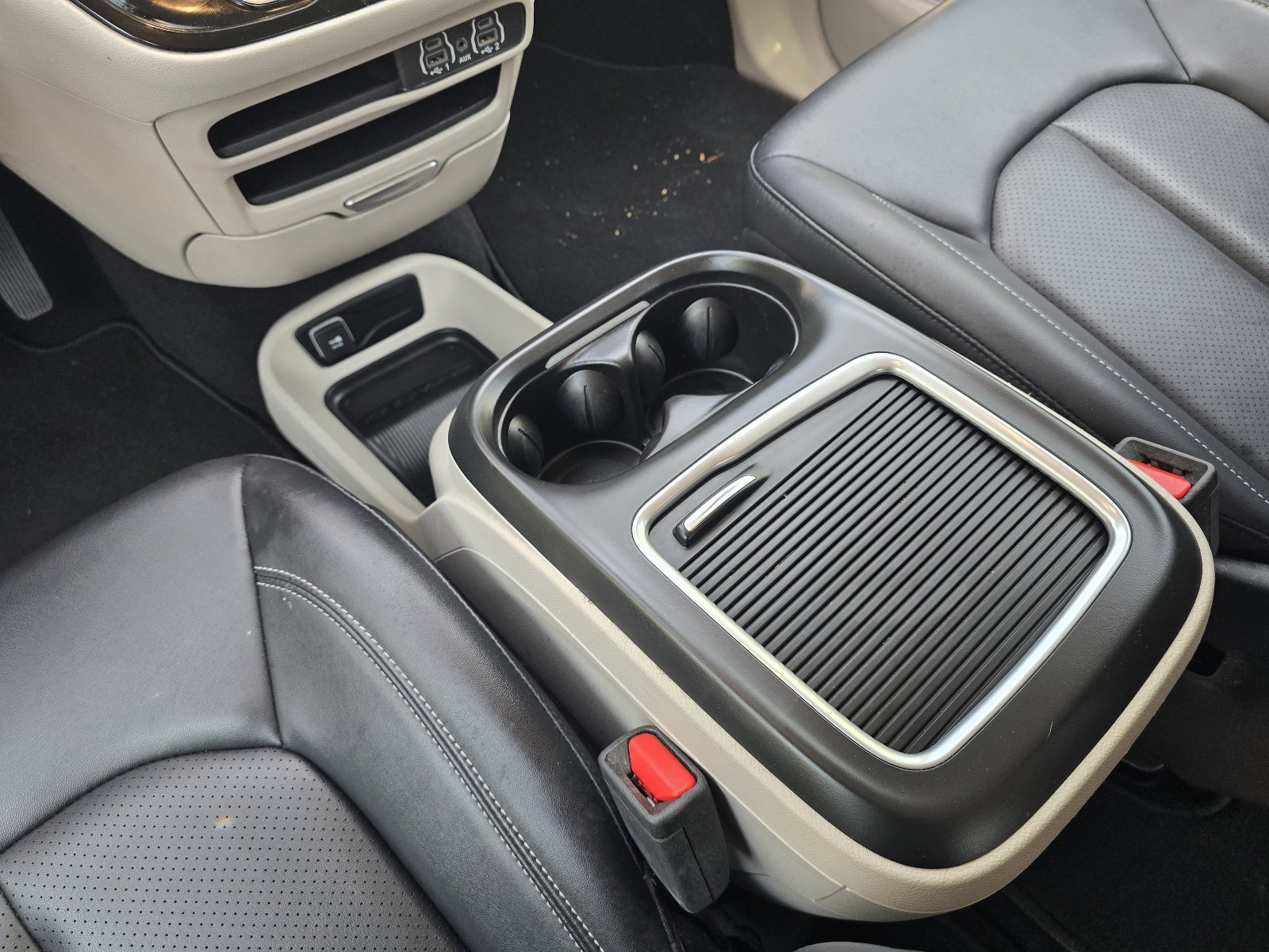 Used 2024 Chrysler Pacifica Touring-L FWD image 17