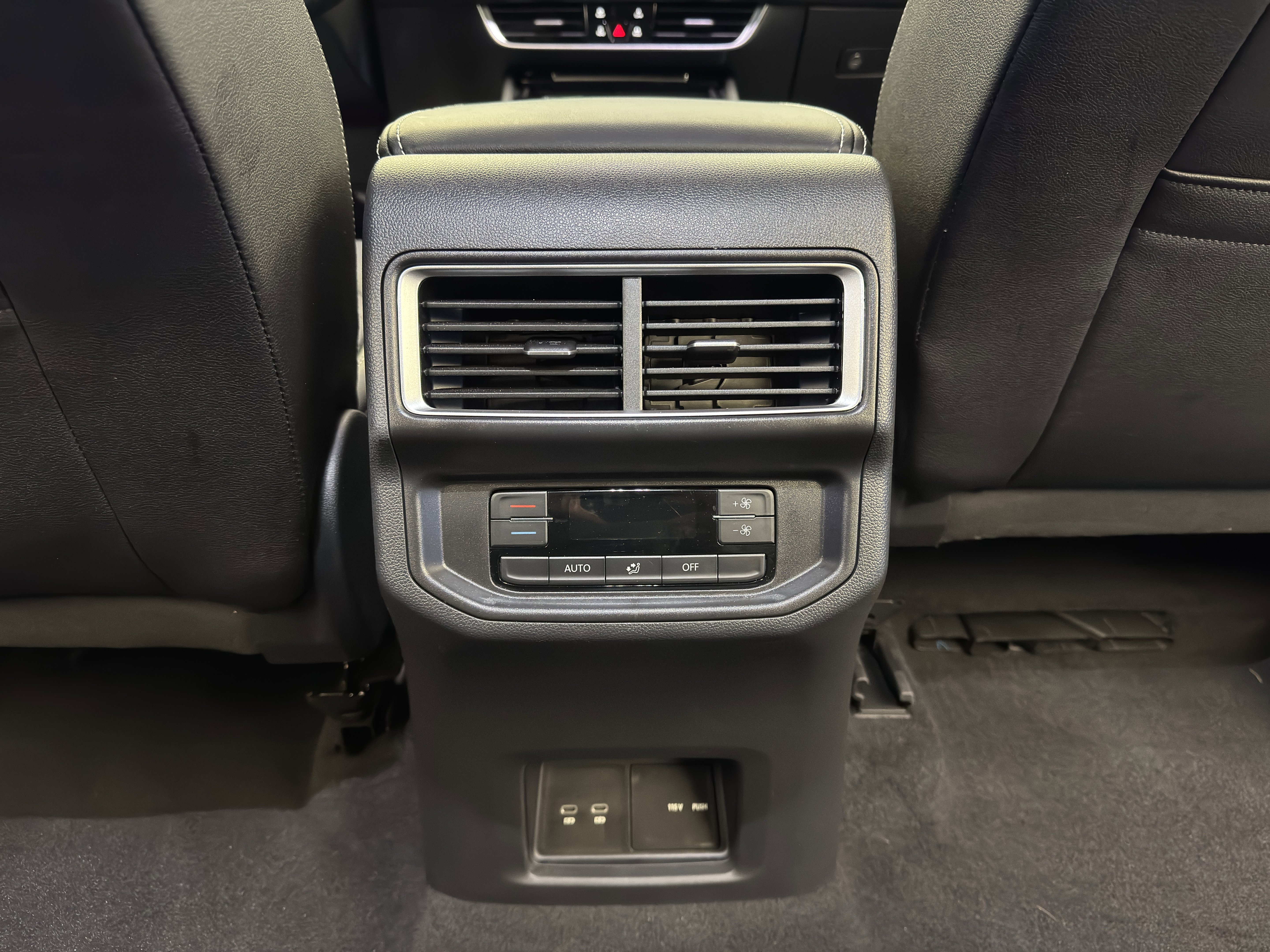 Certified 2025 Volkswagen Atlas SE w/ Black Wheel Package image 27