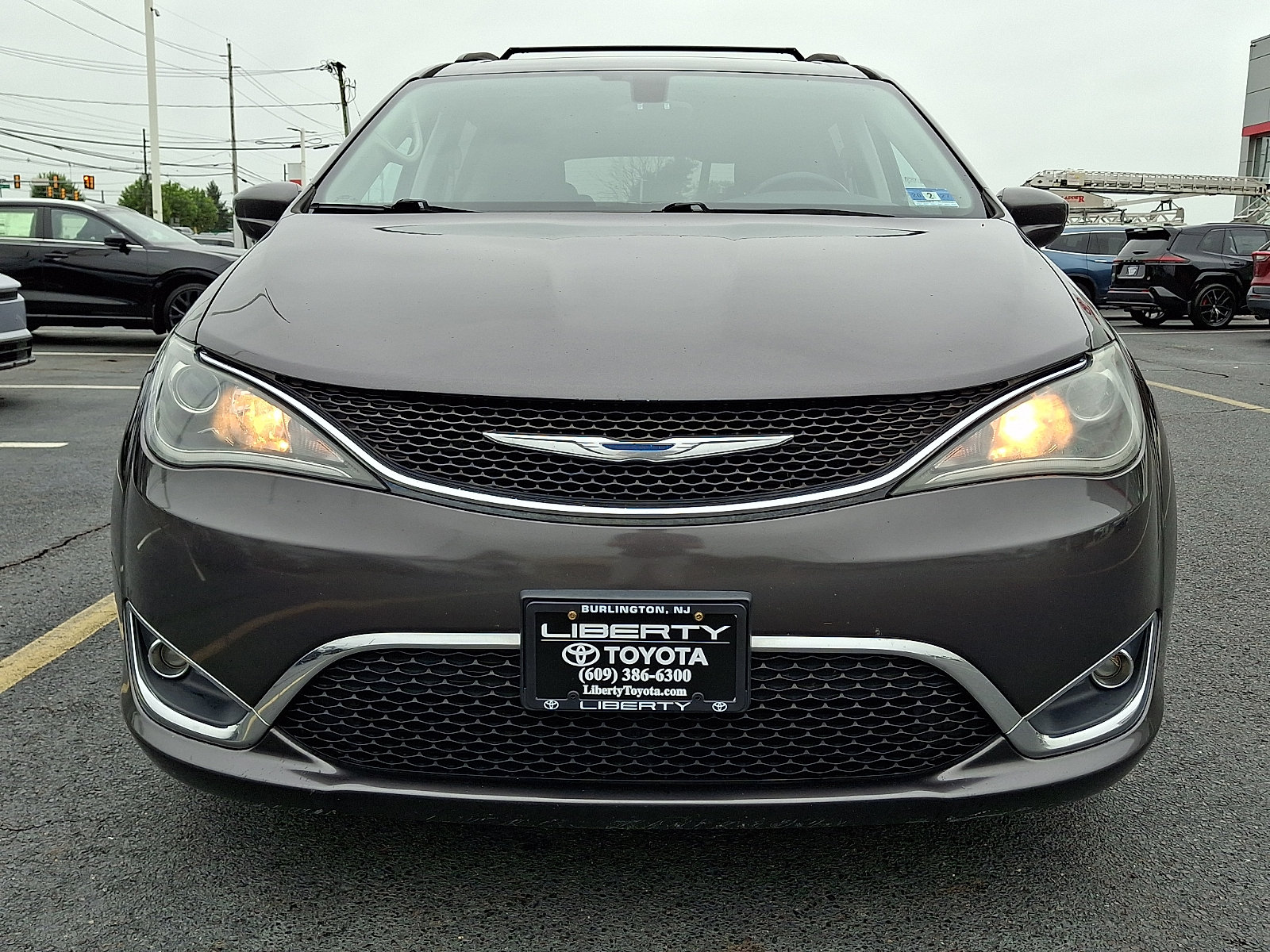 Used 2017 Chrysler Pacifica Touring-L FWD image 2