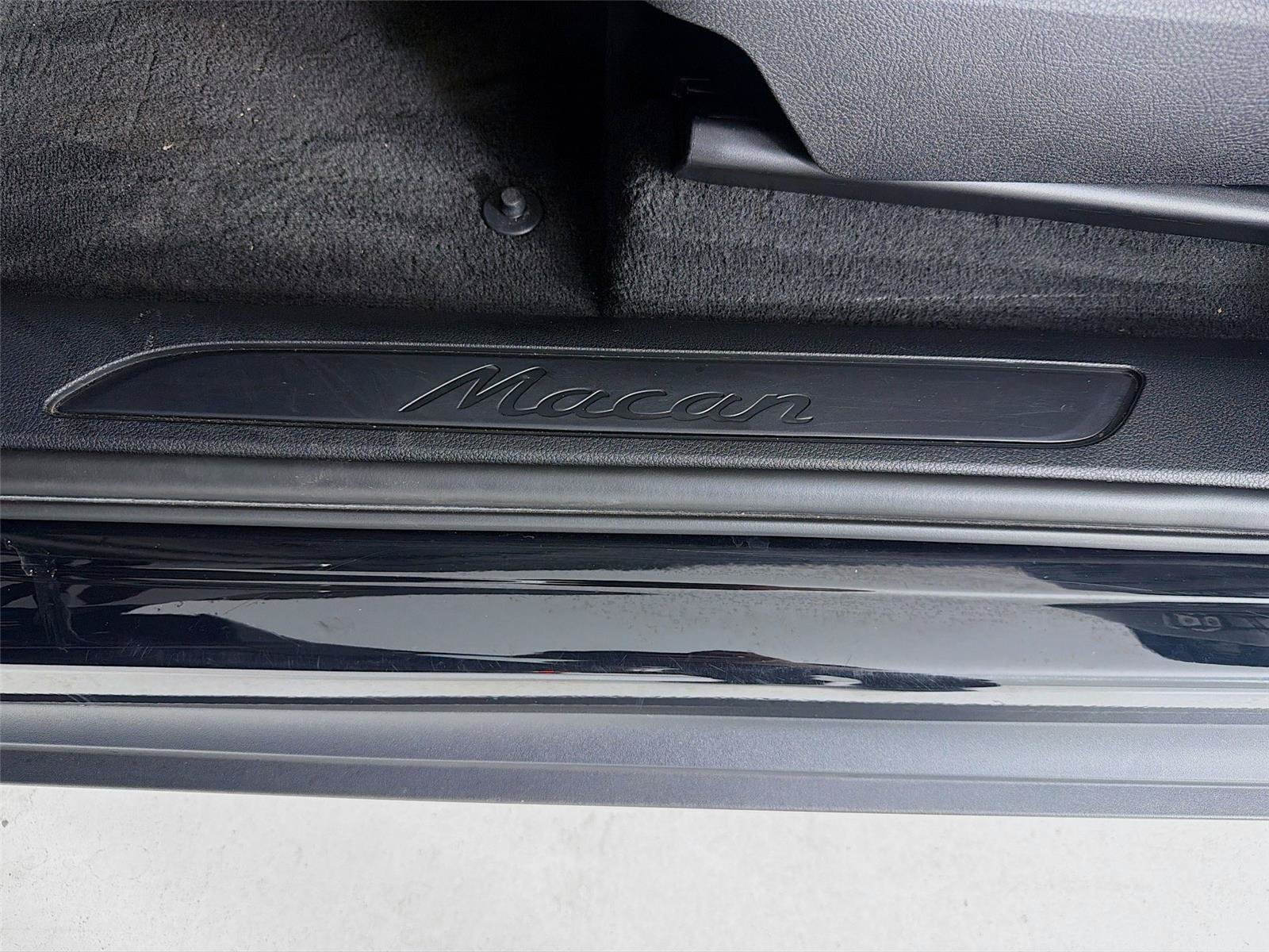Certified 2023 Porsche Macan AWD/4WD image 9