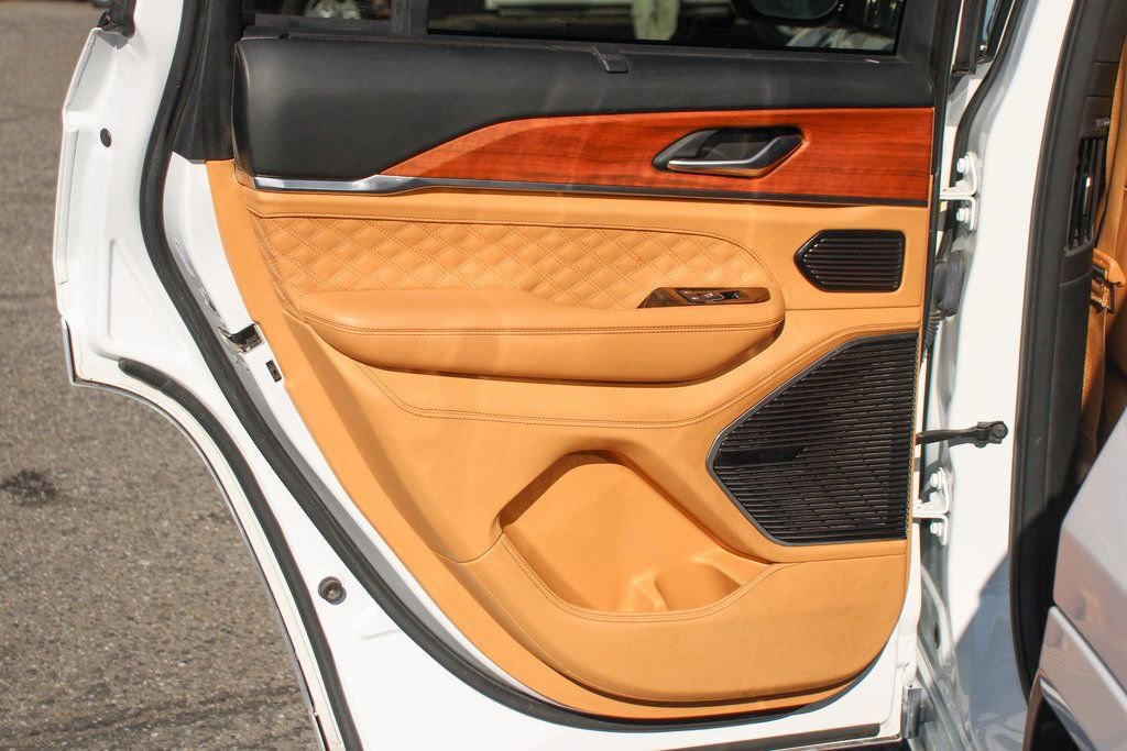 Used 2022 Jeep Grand Cherokee Summit AWD/4WD image 38