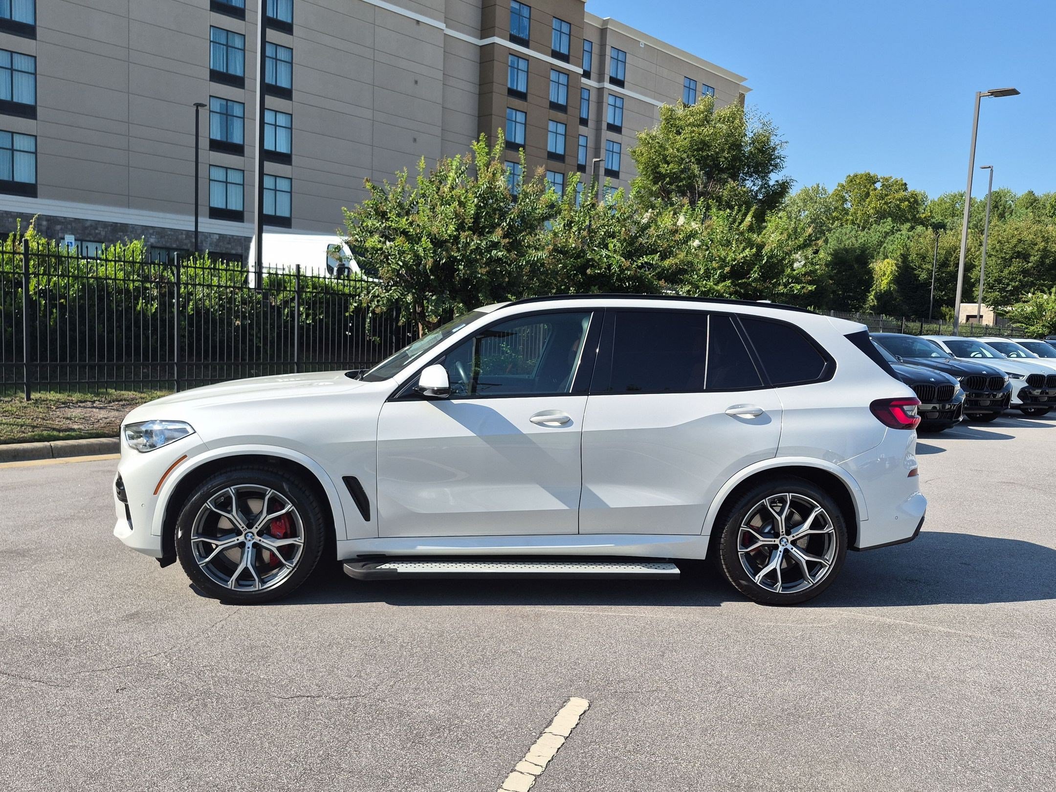 Used 2021 BMW X5 xDrive40i w/ M Sport Package AWD/4WD image 6