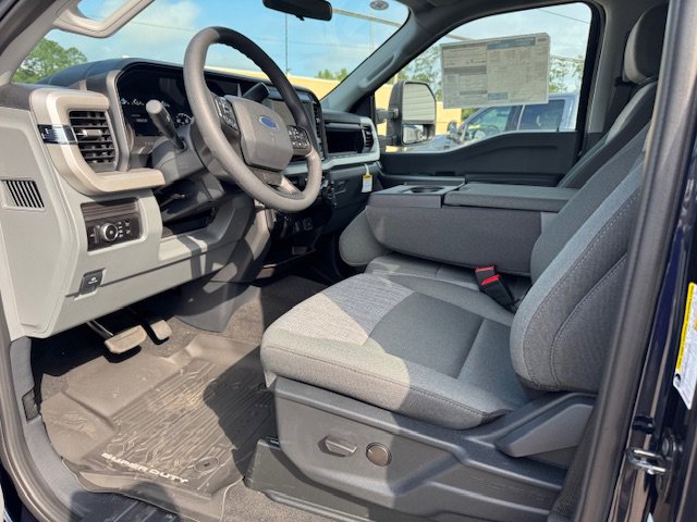 New 2025 Ford F250 4x4 Crew Cab Super Duty image 9