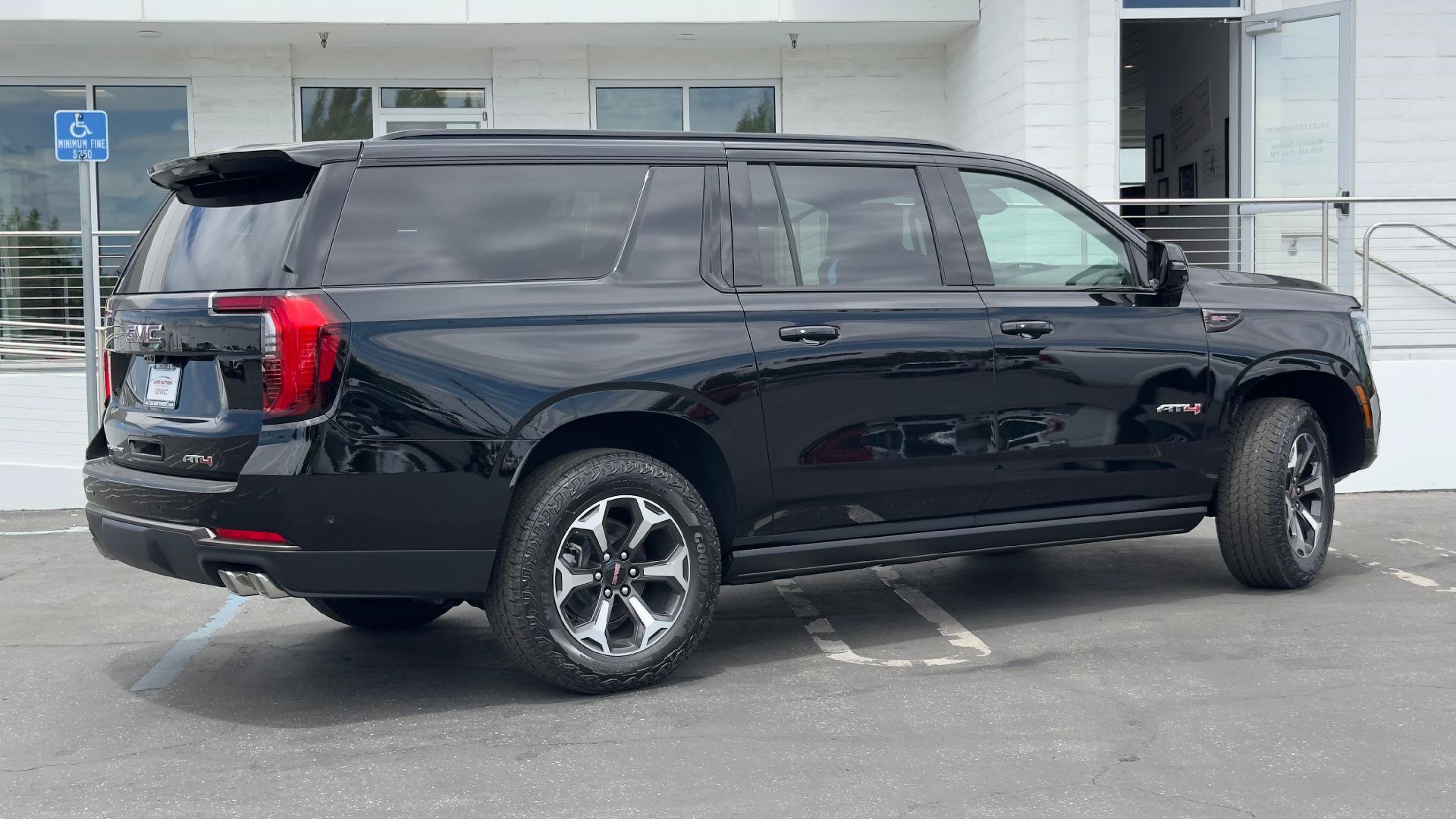 New 2026 GMC Yukon XL AT4 Ultimate w/ LPO, Illumination Package AWD/4WD image 4