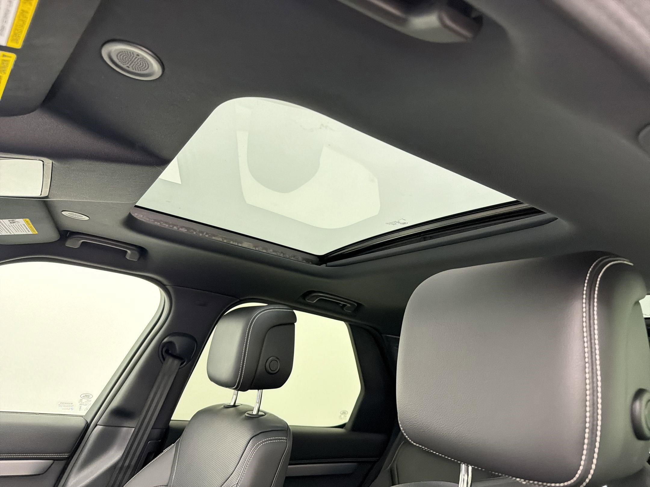 Used 2025 Land Rover Discovery Dynamic SE image 15