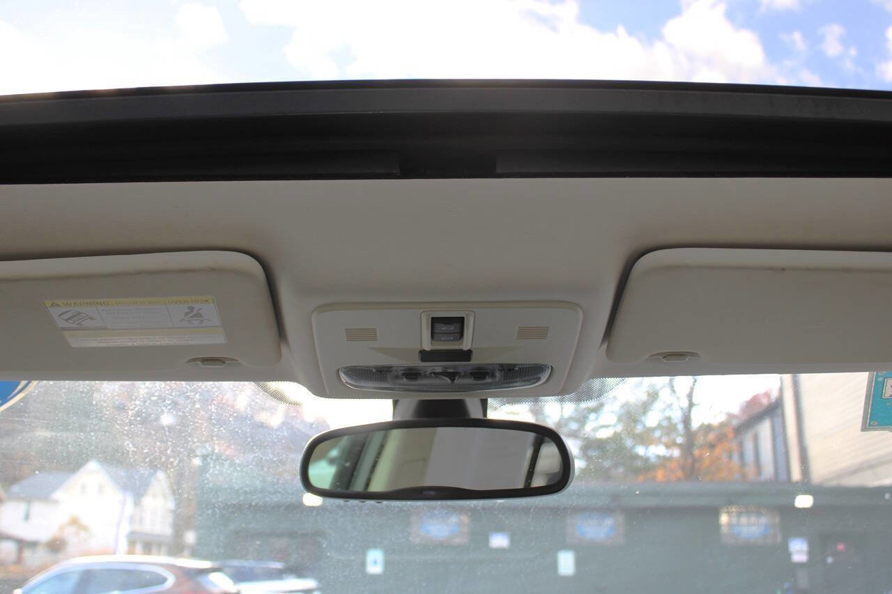 Used 2014 Land Rover LR2 HSE image 38