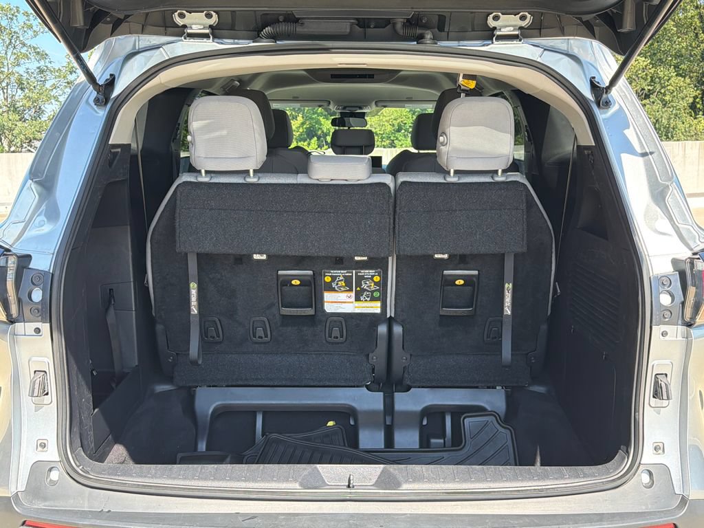 Used 2025 Toyota Sienna LE FWD image 6